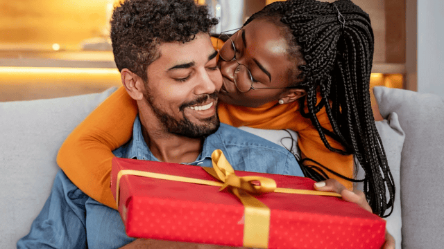 List of 10 Impressive Gifts to Offer to Girlfriend on New Year